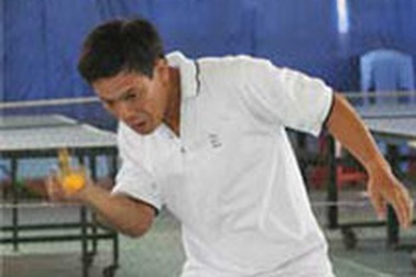 Đánh bóng bàn bằng... bật lửa 