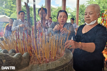 Người dân "lặn lội" hơn 100km về đền thờ viếng Bác ngày Tết độc lập 2/9