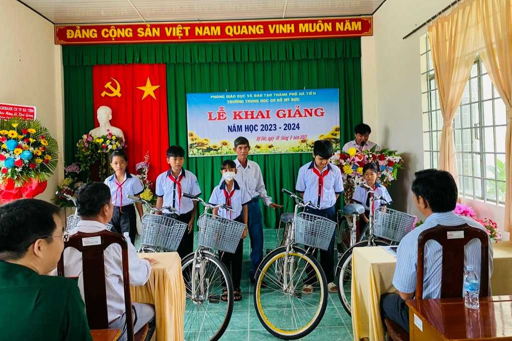 Kiên Giang: Khai giảng ở Phú Quốc gặp bão, cán bộ Hà Tiên tặng xe học trò - 2 Kiên Giang: Khai giảng ở Phú Quốc gặp bão, cán bộ Hà Tiên tặng xe học trò - 2