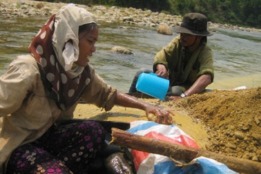 Dân đổ xô đãi vàng, đục khoét lòng sông