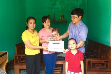Trao quà nhân ái cháu Thùy Chi