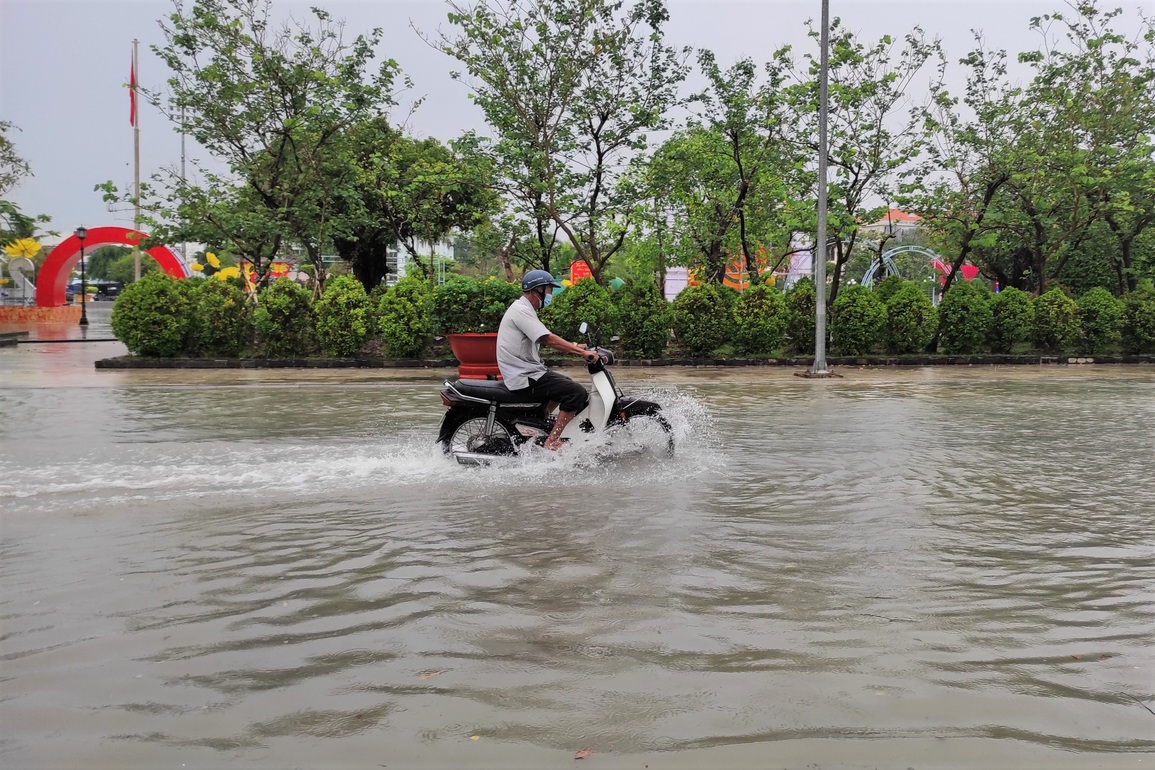 Mưa trái mùa hơn 3 giờ, đường phố xứ công tử Bạc Liêu biến thành sông - 5 Mưa trái mùa hơn 3 giờ, đường phố xứ công tử Bạc Liêu biến thành sông - 5