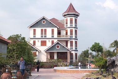 Huy động lực lượng truy bắt hung thủ giết hai vợ chồng trong biệt thự