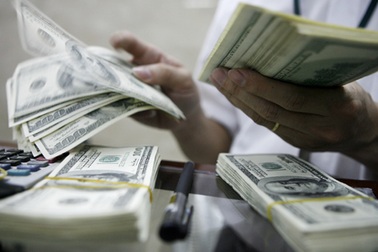 Thị trường USD tự do: Giá tăng cao, bán mua nhộn nhịp