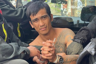 Con nghiện tấn công cảnh sát, cố thủ trong nhà trốn đi cai