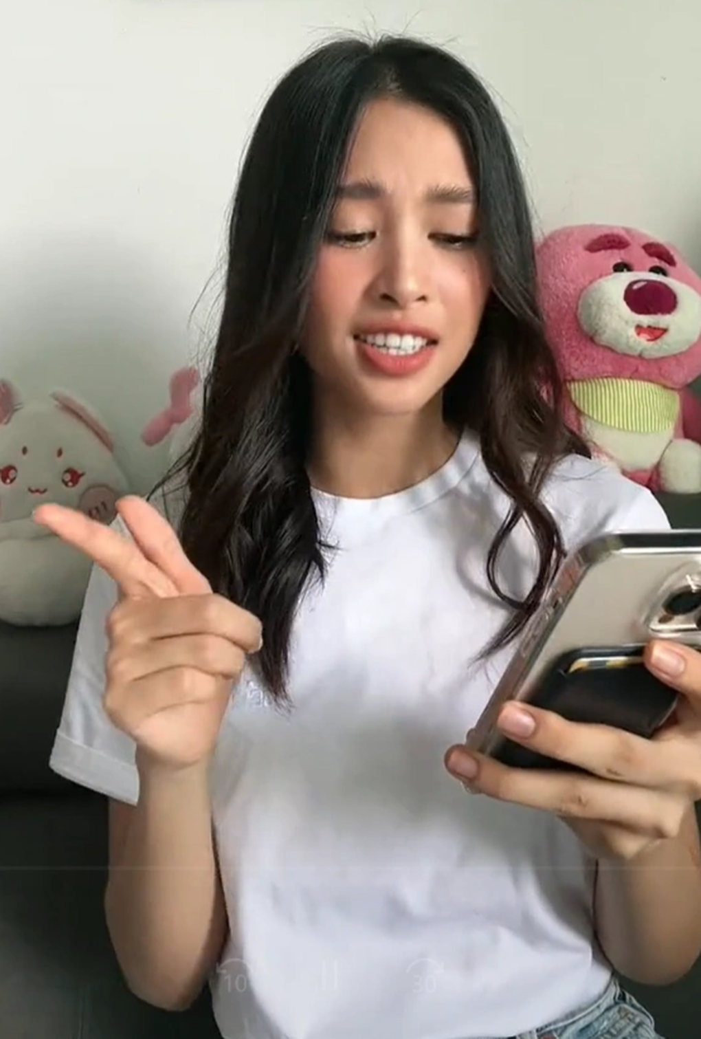 Hoa hậu Tiểu Vy nói gì khi fan réo tên, hát hit Blackpink bằng lời Việt? - 2 Hoa hậu Tiểu Vy nói gì khi fan réo tên, hát hit Blackpink bằng lời Việt? - 2