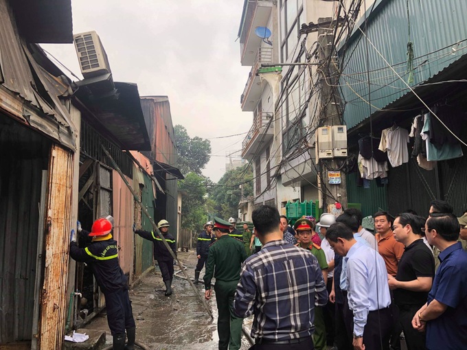 Cháy kinh hoàng tại Hà Nội, 8 người chết và mất tích vì bị chôn vùi trong đống đổ nát - Ảnh 2. Cháy kinh hoàng tại Hà Nội, 8 người chết và mất tích vì bị chôn vùi trong đống đổ nát - Ảnh 2.