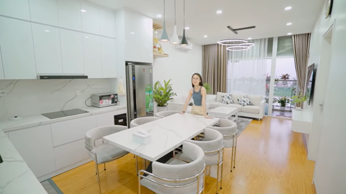 Không gian chung cư full trắng của nữ MC trẻ nhất Đường lên đỉnh Olympia - 2 Không gian chung cư full trắng của nữ MC trẻ nhất Đường lên đỉnh Olympia - 2