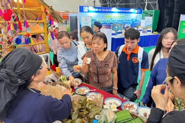 Xếp hàng trải nghiệm ẩm thực ở gian hàng Làng du lịch tốt nhất thế giới