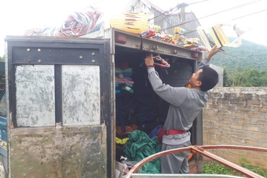 “Chợ di động” mưu sinh giữa đại ngàn biên giới