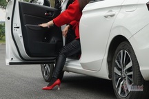 Những màn đãng trí khó đỡ của chị em khi lái ô tô