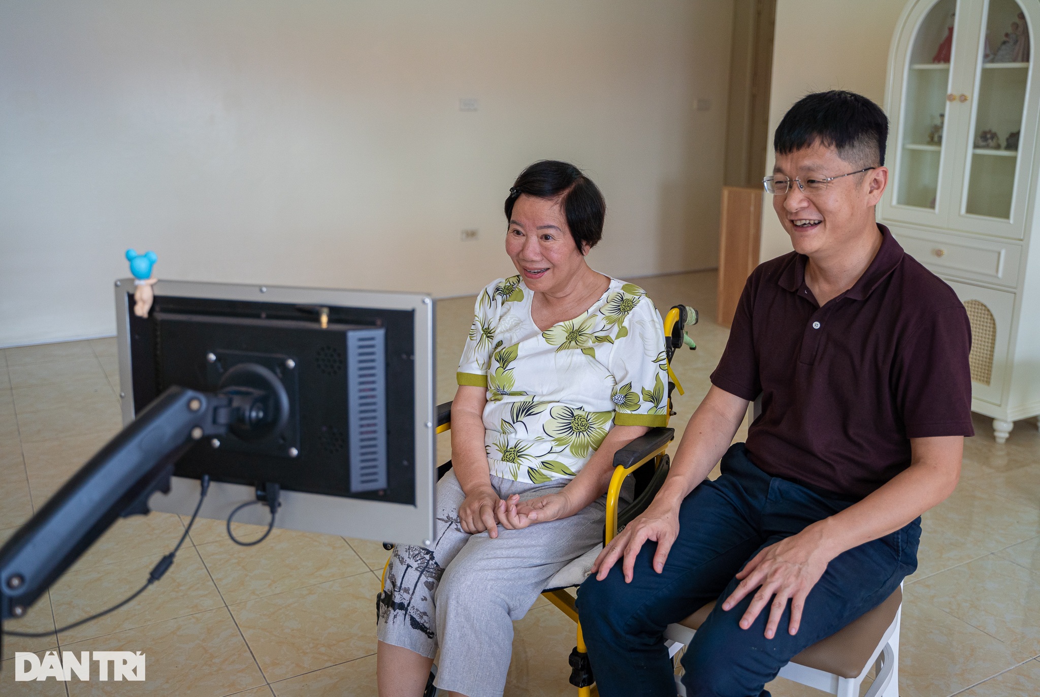 Cỗ máy giúp người liệt nói chuyện, lướt web bằng mắt của nhà khoa học Việt - 8 Cỗ máy giúp người liệt nói chuyện, lướt web bằng mắt của nhà khoa học Việt - 8