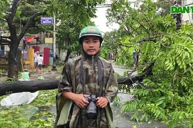 Phóng viên Dân trí đưa tin từ tâm bão ở TP Hội An