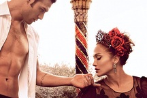 Jennifer Lopez tình tứ với bạn diễn điển trai