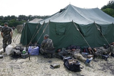 Ukraine bắt 10 “lính dù Nga” trước cuộc gặp của 2 tổng thống