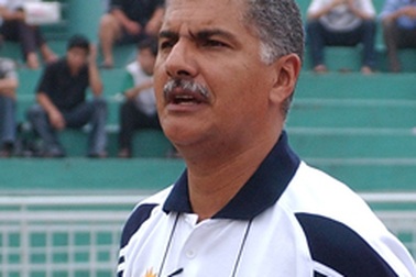 Chê “gà nhà”, HLV Tavares bị V. Ninh Bình sa thải