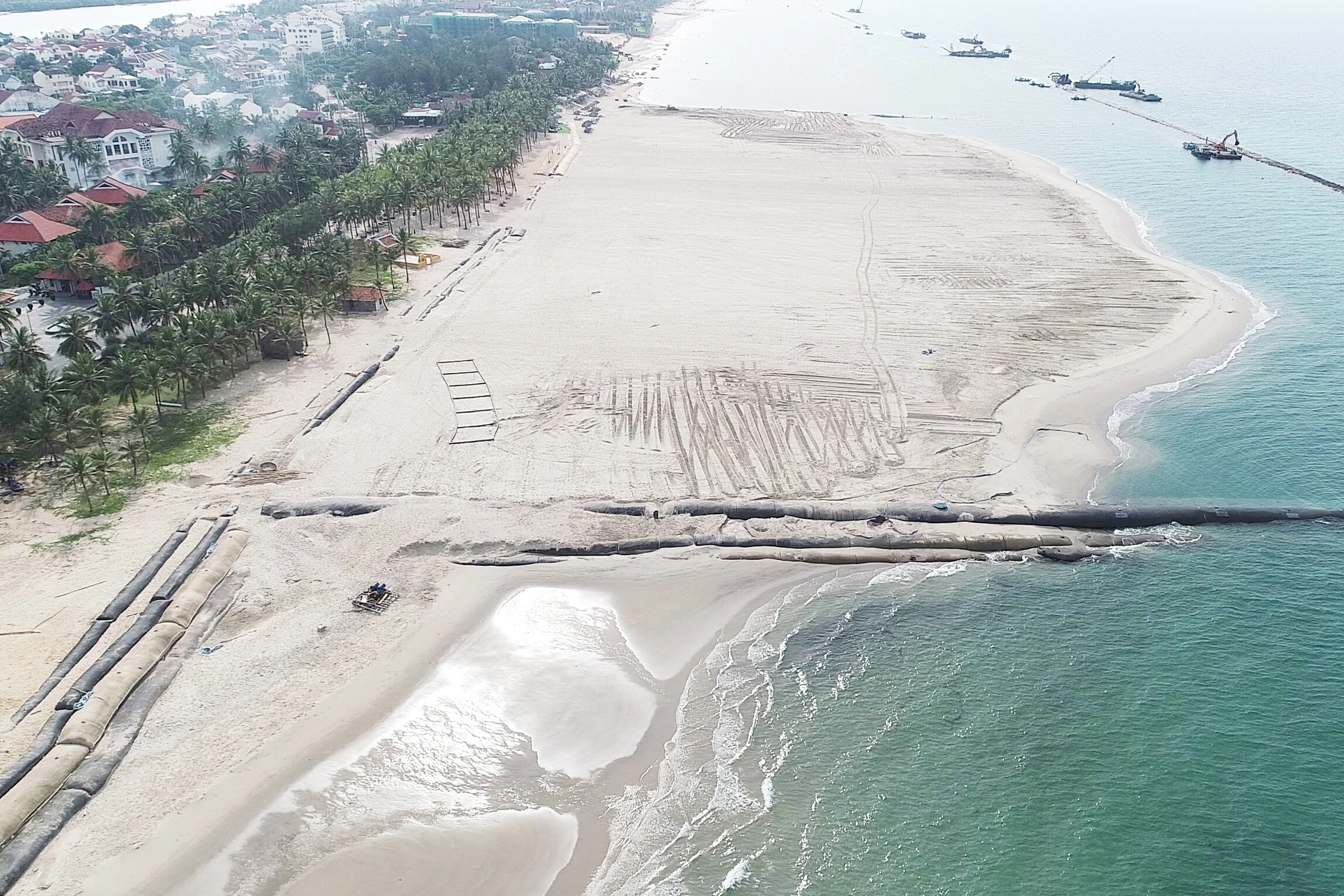 Xây dựng tuyến đê ngầm dài hơn 1,5km dọc bờ biển từng đẹp nhất châu Á