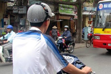 Xem xét cấm đội mũ bảo hiểm cách điệu