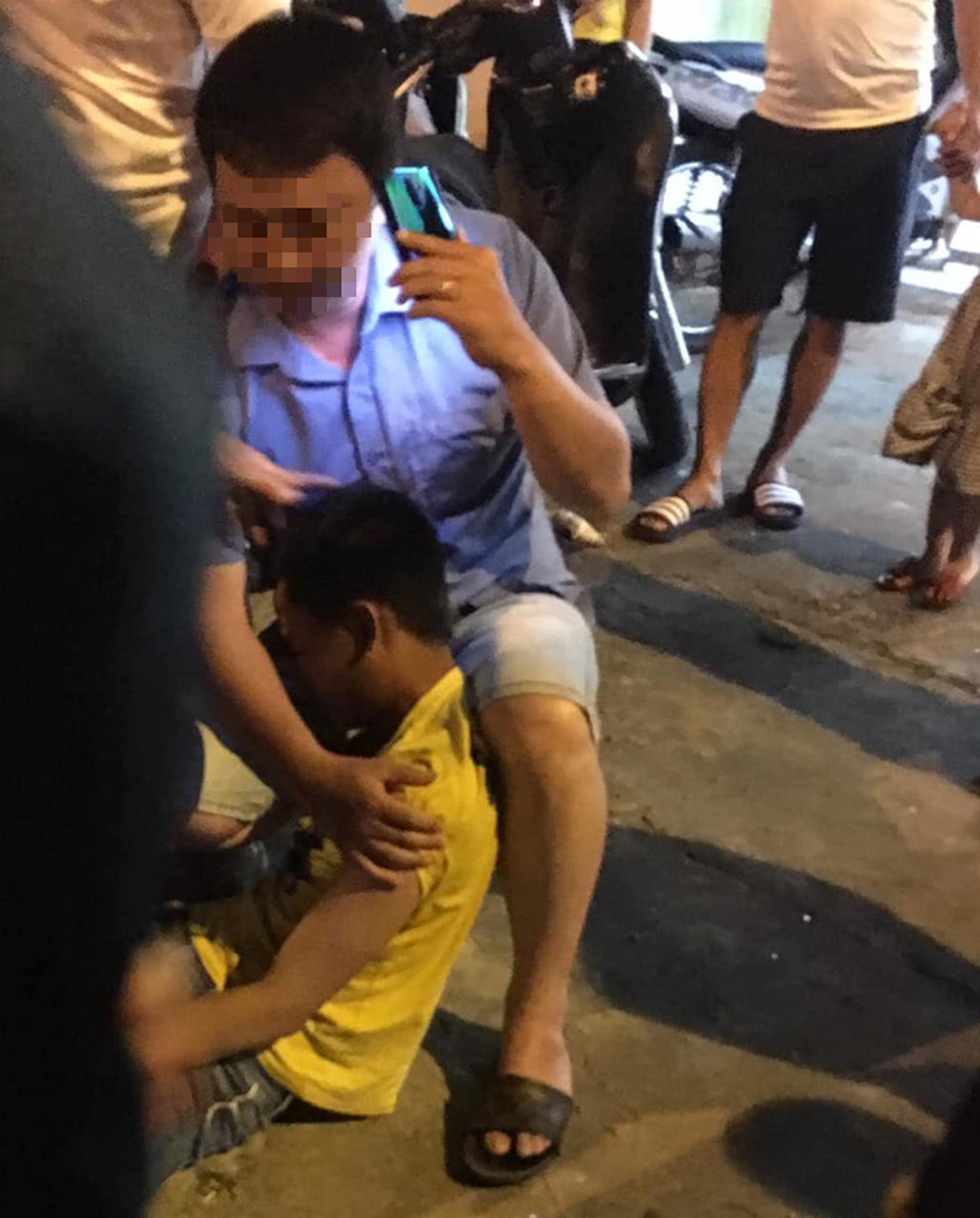 Quay lén cô gái trong nhà vệ sinh, nam thanh niên bị đánh gục - 1 Quay lén cô gái trong nhà vệ sinh, nam thanh niên bị đánh gục - 1