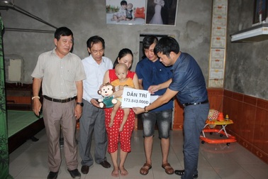 Bạn đọc giúp đỡ cháu bé bị "ung thư kép" gần 174 triệu đồng