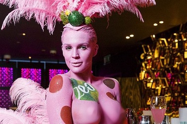 Hoa hậu Anh khoe thân táo bạo