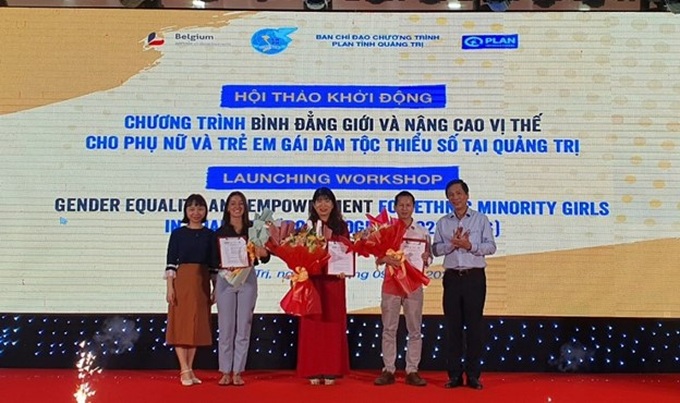 Trao văn bản thỏa thuận hợp tác thực hiện Chương trình bình đẳng giới và nâng cao vị thế cho phụ nữ, trẻ em gái dân tộc thiểu số.