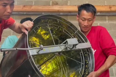 Người dân bản đã biết giới thiệu sản phẩm nông sản trực tuyến