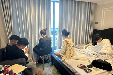 5 nam nữ "mở tiệc" ma túy trong khách sạn