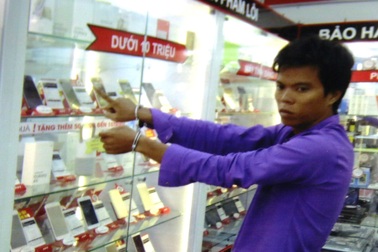 Bảo vệ trộm 80 điện thoại trị giá 1,5 tỷ của cửa hàng bị bắt