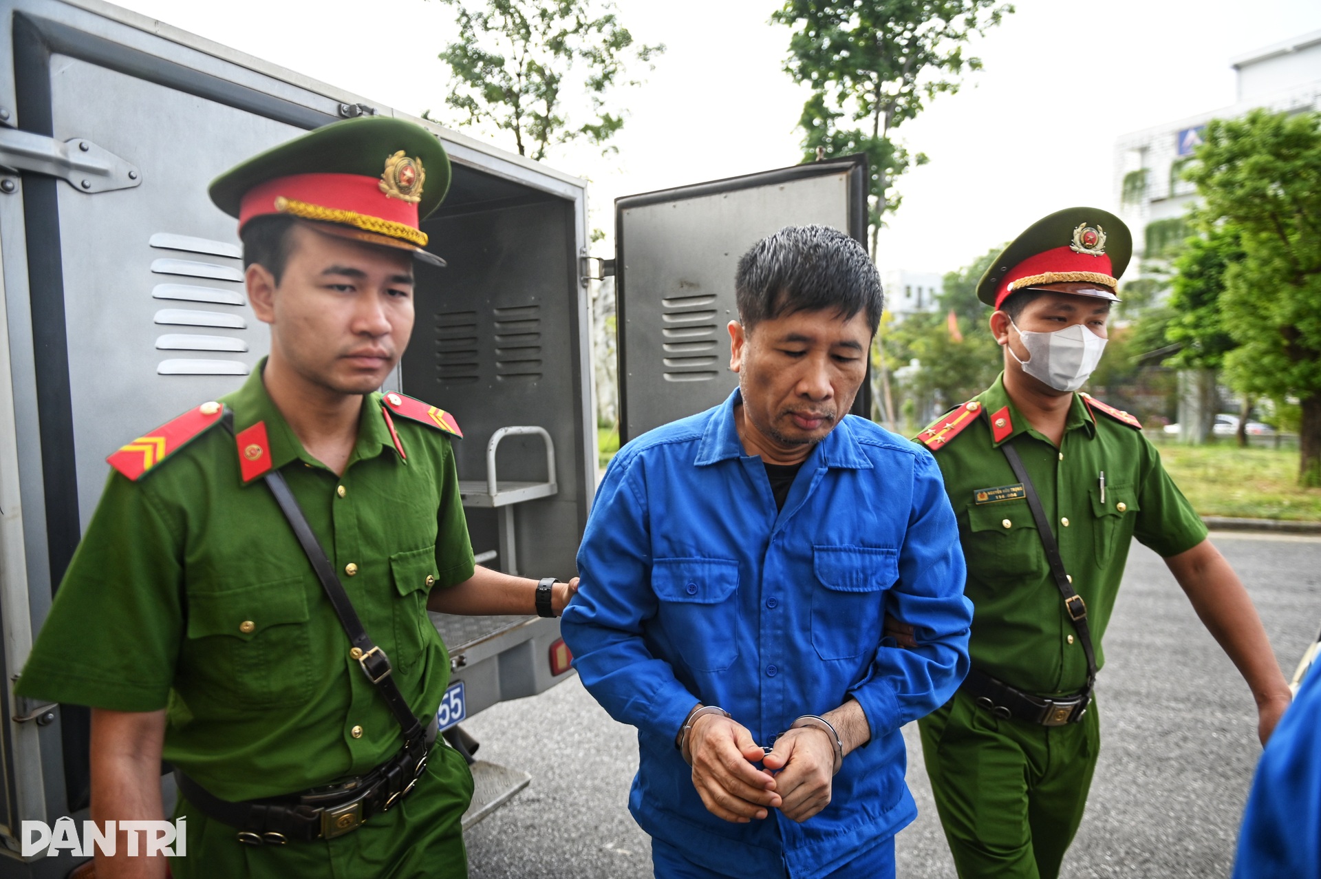 Dẫn giải các bị cáo trong vụ đánh bạc 106 triệu USD tại khách sạn Pullman - 6 Dẫn giải các bị cáo trong vụ đánh bạc 106 triệu USD tại khách sạn Pullman - 6