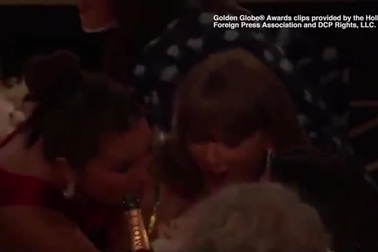 Nữ ca sĩ Taylor Swift và Selena Gomez thì thầm "buôn chuyện"