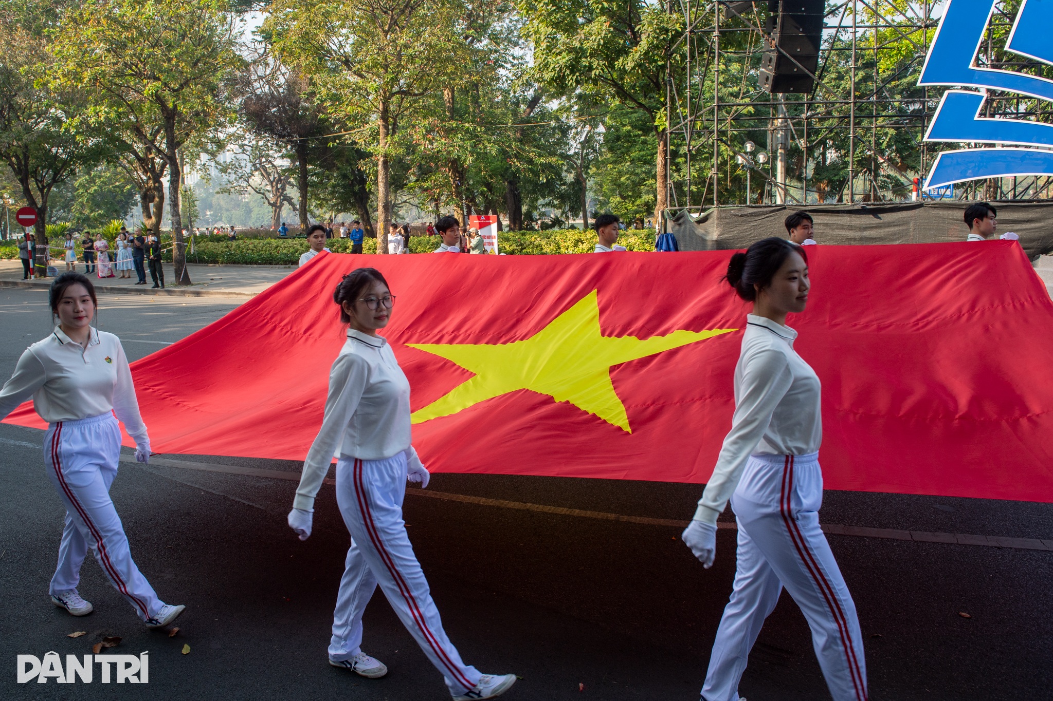 Hampir 3.000 orang berbaris untuk merayakan 70 tahun Pendidikan di Hanoi - 4 Gần 3.000 người diễu hành kỷ niệm 70 năm ngành Giáo dục ở Hà Nội - 4