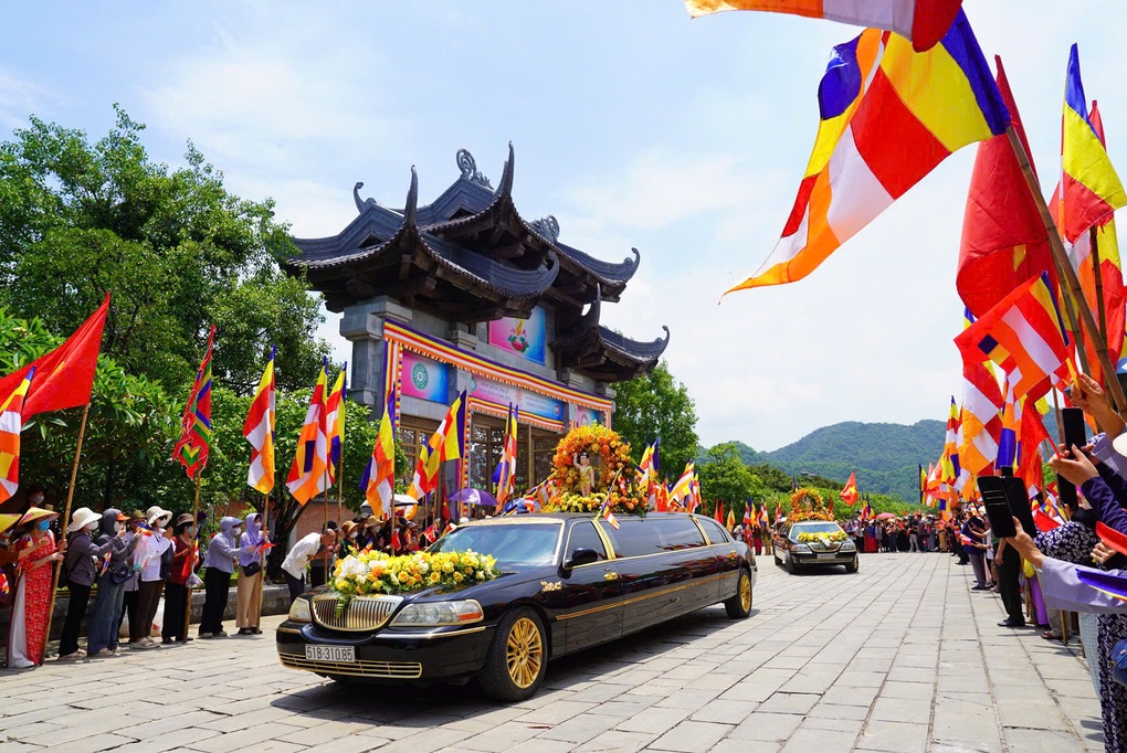 Hàng nghìn phật tử cung rước xá lợi Đức Phật về chùa Bái Đính - 1 Hàng nghìn phật tử cung rước xá lợi Đức Phật về chùa Bái Đính - 1