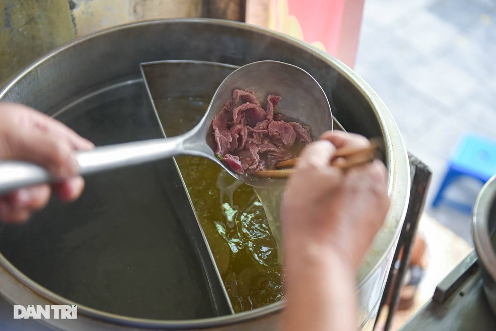 Quán phở có ông chủ lạ đời, gần 30 năm không cho vợ động vào dao thái thịt - 2 Quán phở có ông chủ lạ đời, gần 30 năm không cho vợ động vào dao thái thịt - 2