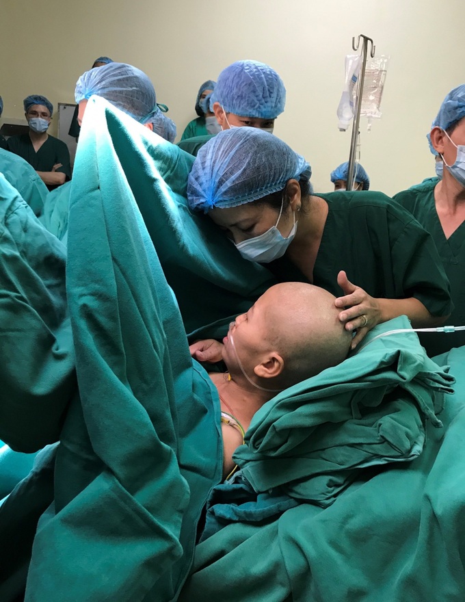 Mẹ của sản phụ bị ung thư, bất chấp nguy hiểm để sinh con: Tôi chỉ mong hai mẹ con nó được bình an trở về nhà - Ảnh 1. Mẹ của sản phụ bị ung thư, bất chấp nguy hiểm để sinh con: Tôi chỉ mong hai mẹ con nó được bình an trở về nhà - Ảnh 1.