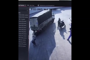 Tài xế xe tải lùi bất cẩn, suýt cán người phụ nữ đi xe máy