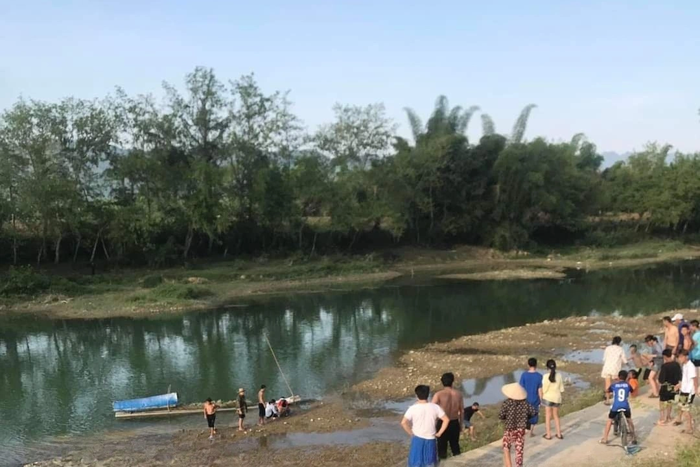 Rủ nhau ra sông tắm, hai anh em ruột tử vong - 1 Rủ nhau ra sông tắm, hai anh em ruột tử vong - 1
