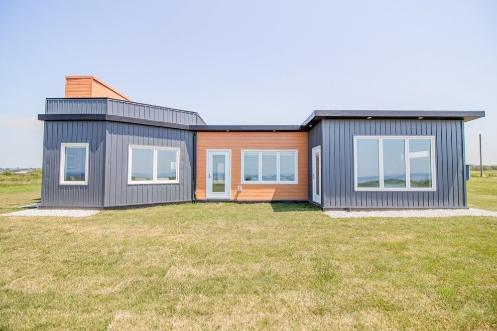 Nhà chống được bão làm từ hơn 600.000 chai nhựa tái chế - 2