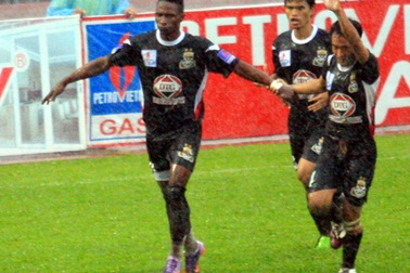 Thắng B. Bình Dương, ĐT.LA tạm qua cơn khủng hoảng