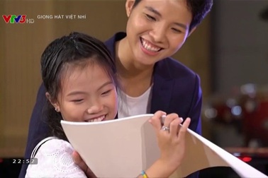 Milana thân thiện tập luyện cùng các thí sinh khác.