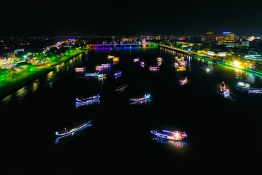 Sông Hương rực rỡ sắc màu trong đêm "Tri ân dòng Hương"