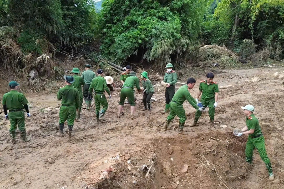 Hơn 400 chiến sĩ công an vào rốn lũ giúp dân dựng nhà, dọn trường - 9