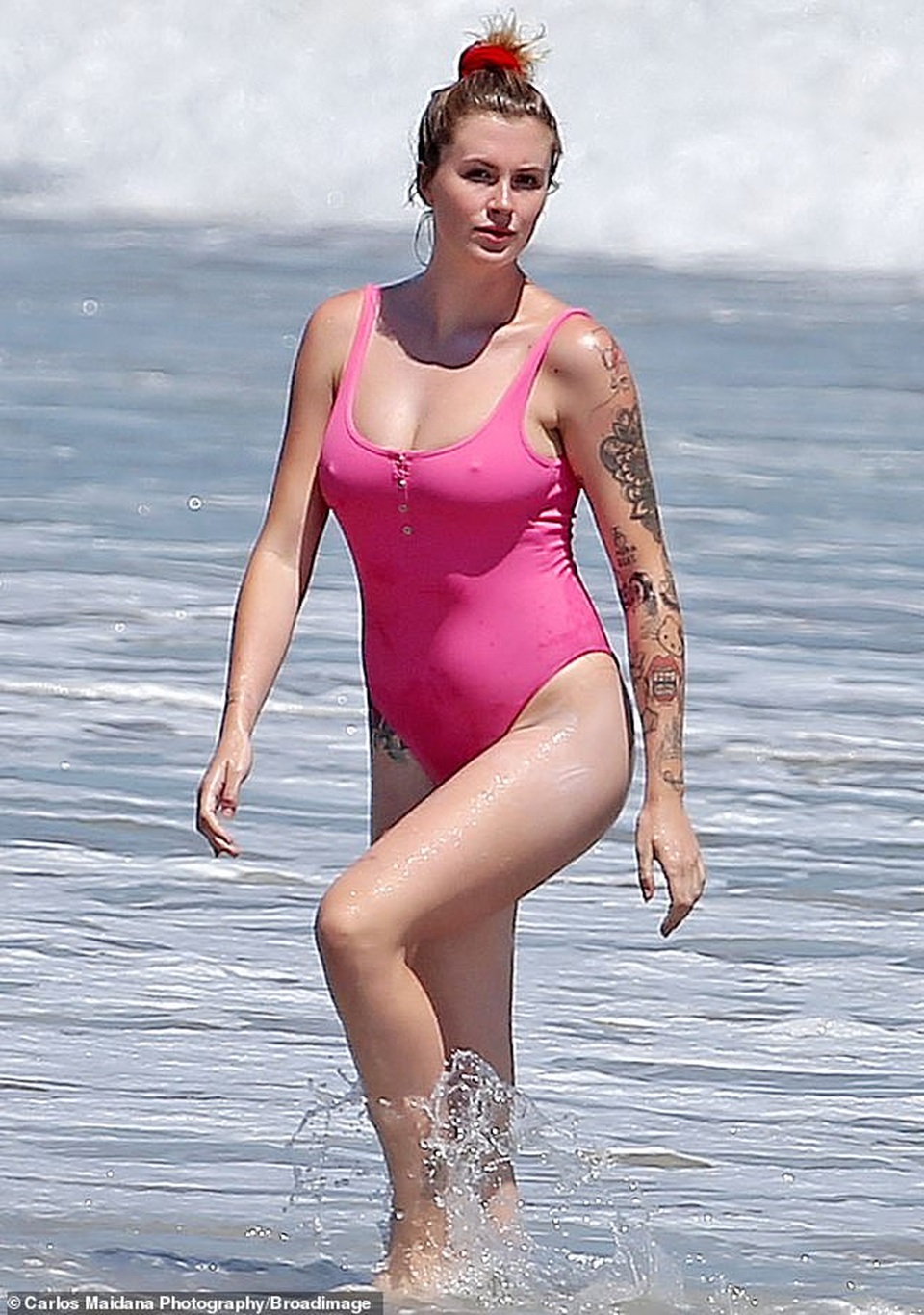 Ireland Baldwin rực rỡ với áo tắm màu hồng - 1 Ireland Baldwin rực rỡ với áo tắm màu hồng - 1