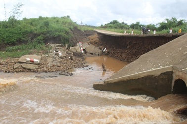 Cầu bị cuốn trôi, hồ sơ công trình cũng “thất lạc”?