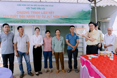 Vinasoy tặng giấy chứng nhận thành viên "Câu lạc bộ 3 tấn"