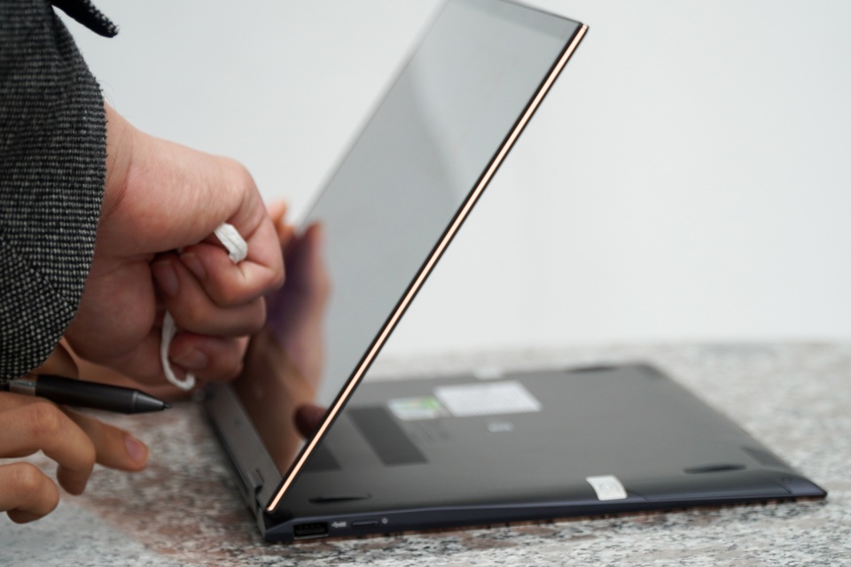 Cận cảnh Zenbook Flip S: màn hình cảm ứng, xoay gập 360 độ - 9 Cận cảnh Zenbook Flip S: màn hình cảm ứng, xoay gập 360 độ - 9