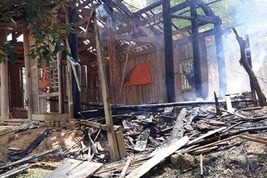 Cụ bà 70 tuổi thoát nạn trong căn nhà gỗ bốc cháy