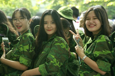 Học sinh trường Lương Thế Vinh "cực chất" với màu áo lính ngày khai giảng