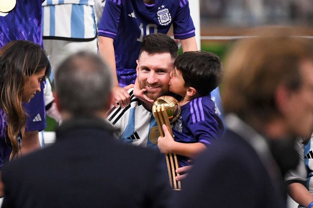 Lịm tim trước khoảnh khắc ngọt ngào của Messi bên vợ con sau trận chung kết - 9 Lịm tim trước khoảnh khắc ngọt ngào của Messi bên vợ con sau trận chung kết - 9