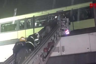 582 người mắc kẹt trong tàu điện, Ấn Độ huy động cần cẩu giải cứu